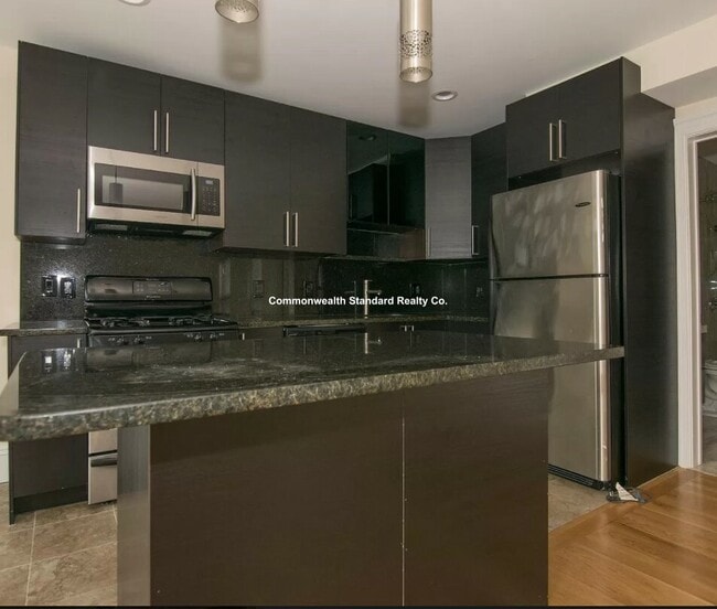 Building Photo - 1616 Beacon St Unit 2