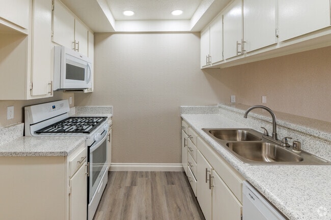 1BR, 1BA - 755SF - Kitchen