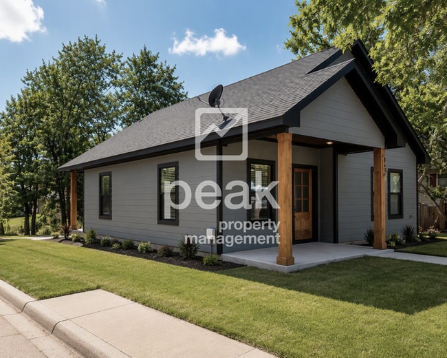 $1450! 3 Bed/ 2 Bath Home just minutes from downtown Denison!