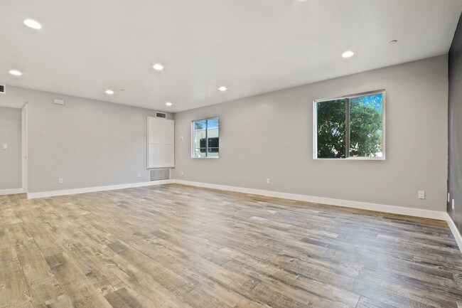 Photo - 5258 Oakland St