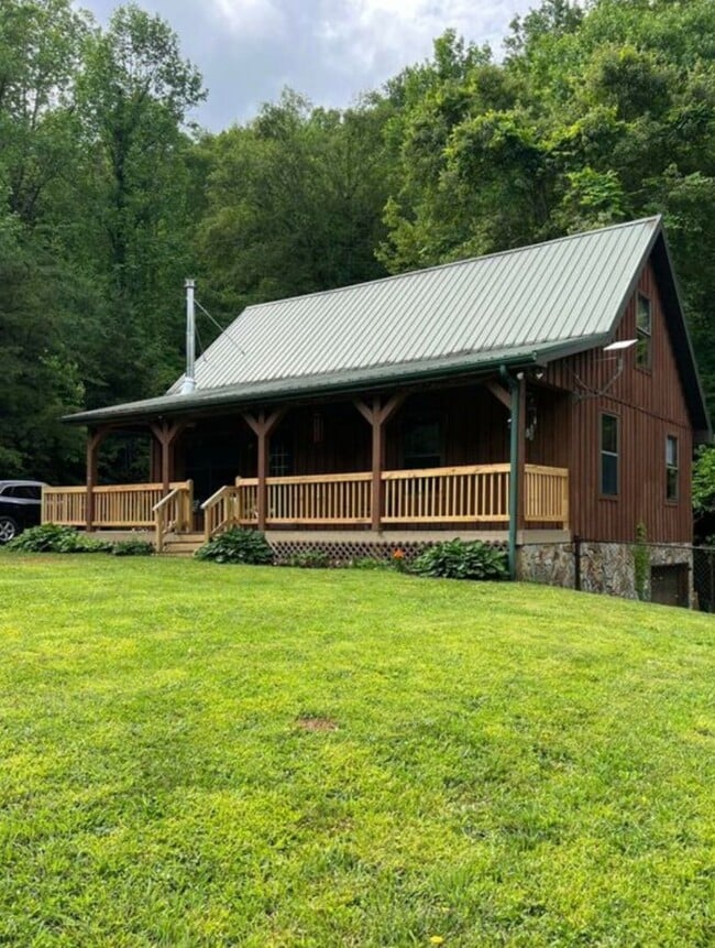 Building Photo - 3 bedroom 1.5 bath Cabin in the woods for ... Rental