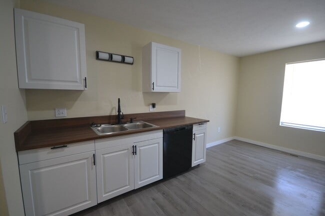 Photo - Vine St Duplexes Unit 617