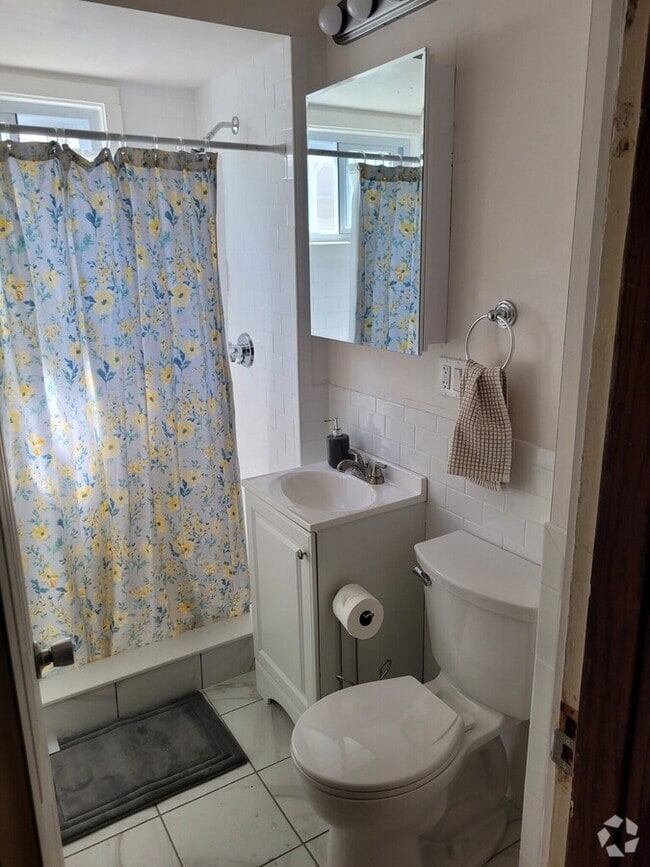 Building Photo - 64 Chetwynd Rd Unit 2 Rental
