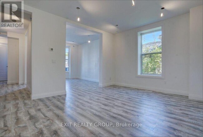 Photo - 105 Yeomans St
