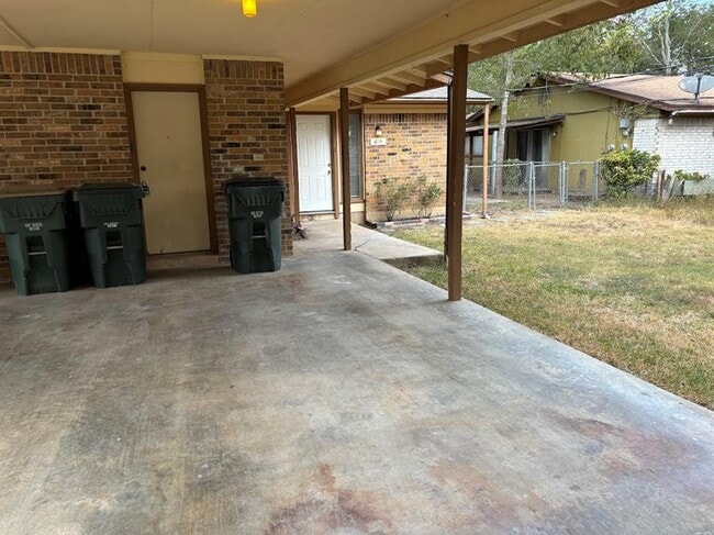 Building Photo - 419 Live Oak St