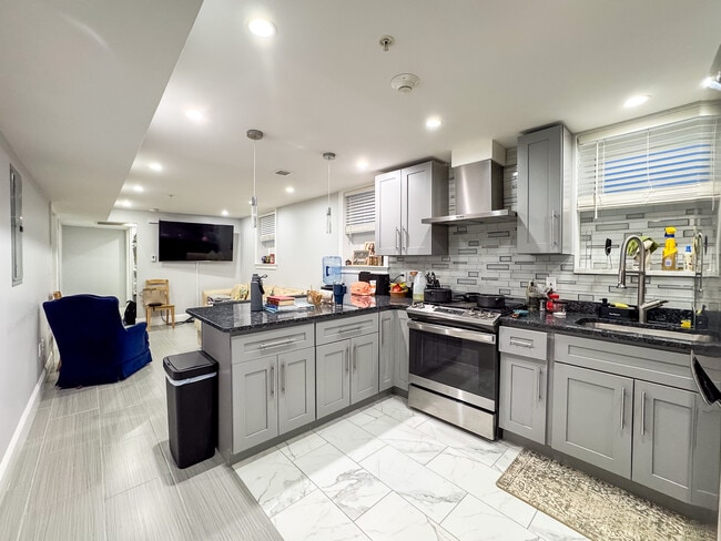 Building Photo - 62 Hecla St Unit B