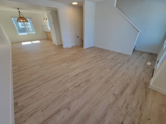 Photo - 16335-16384 84 St NW