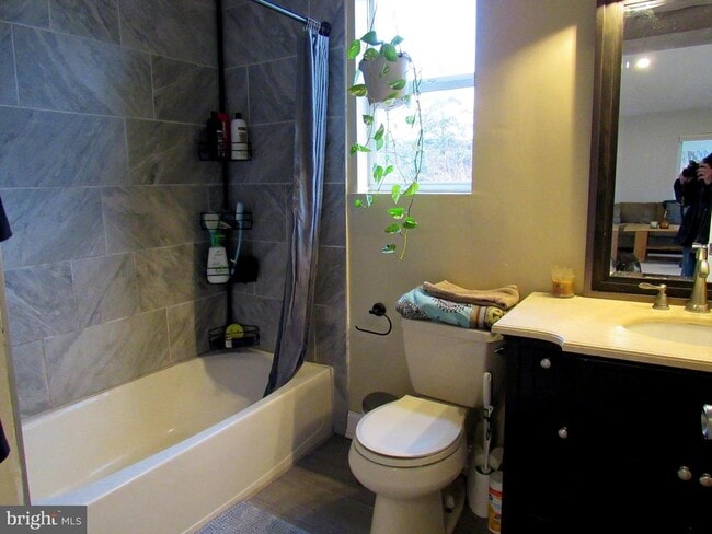 Photo - 286 Mission Rd N