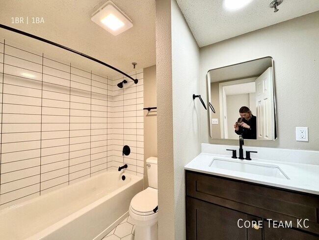 Photo - 235 Ward Pkwy Unit E - 709