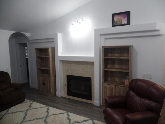 Photo - 3 bed - 2 bath Single Story Pet Friendly -...
