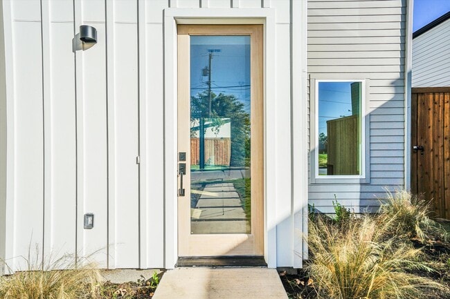 Photo - 1707 Nomas St