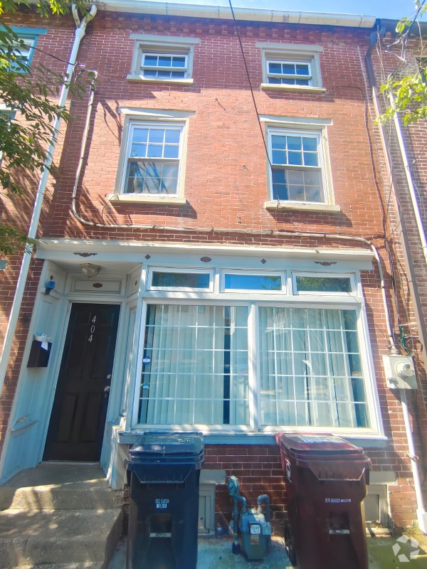 Building Photo - 404 W 6th St Rental