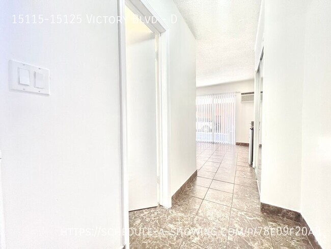 Building Photo - Updated Studio apartment located in lovely... Unit D