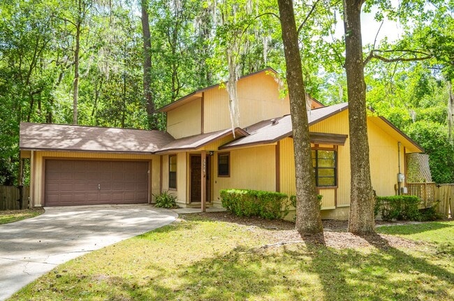 Building Photo - Check out this huge private fenced back yard at this Timberlane home!