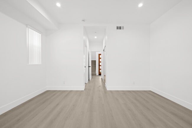Building Photo - 3019 Somerset Dr Unit 3019