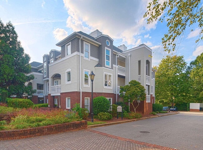 Building Photo - Chic & Cozy Condo in the heart of Raleigh! Unit 307