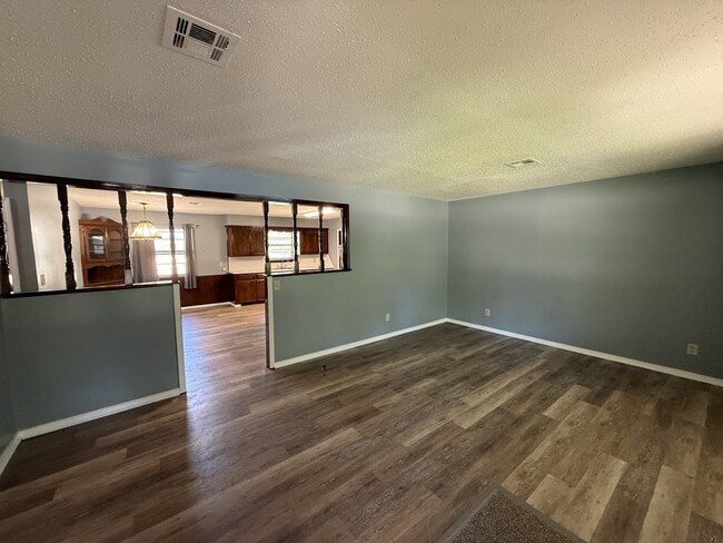 Photo - 901 N Oak Ave