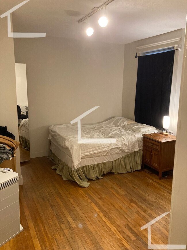 Building Photo - REALLY SPACIOUS STUDIO IN BRIGHTON!!! Rental
