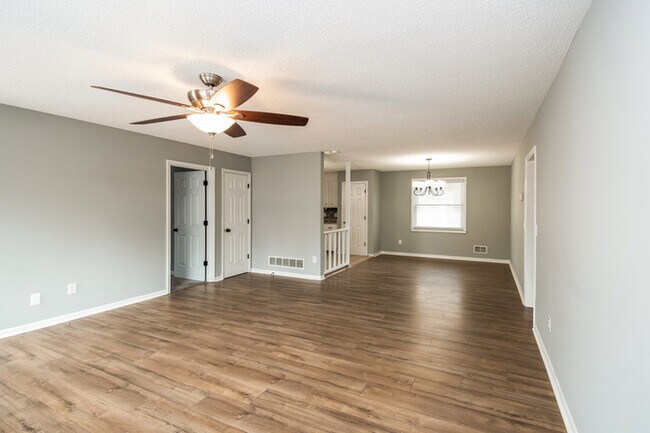 Photo - 323 Chadford Rd