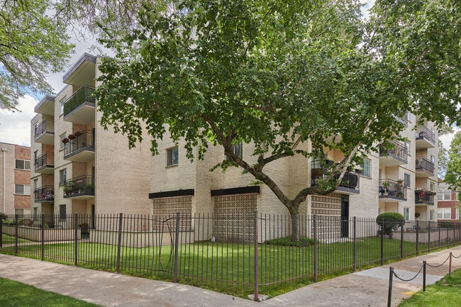 Building Photo - 7074 N Ridge Blvd Unit 1E