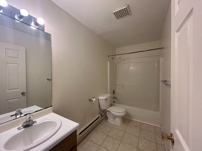 Photo - 950 Sparks St N