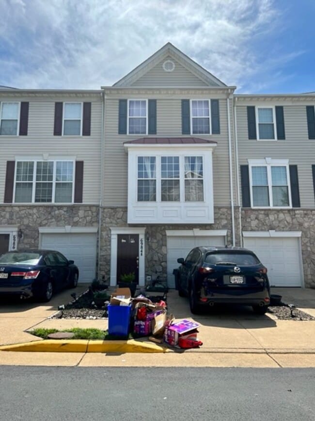 Building Photo - Beautiful home with 2 MBRs, 1-car garage.