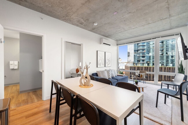 Photo - 853 W Blackhawk St Unidad FL6-ID1466135P