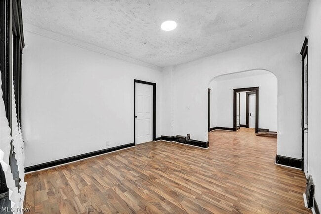 Photo - 12001 Oakview Ave Unidad DOWN