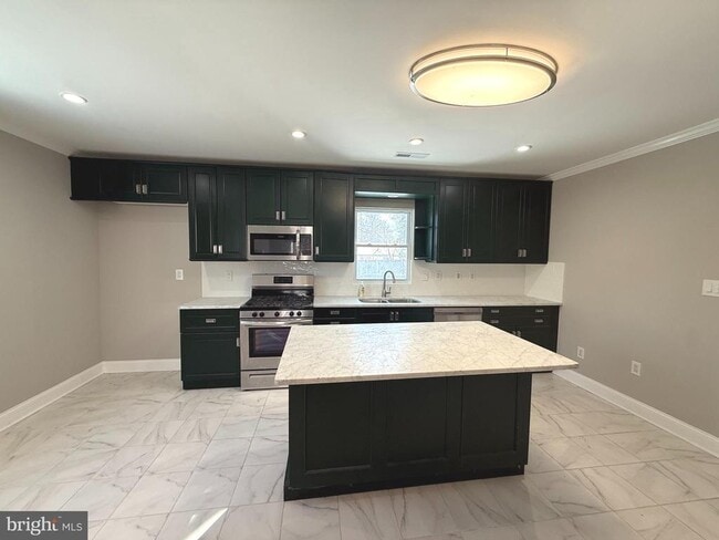 Building Photo - 7419 Farnum St