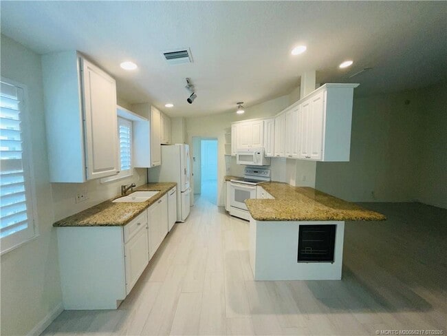Photo - 781 SW Balmoral Trce