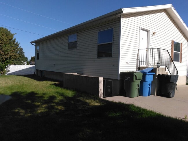 Photo - 446 240 N