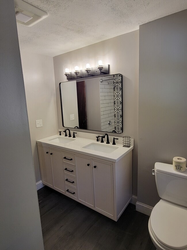 Building Photo - 8 Pine Tree Dr