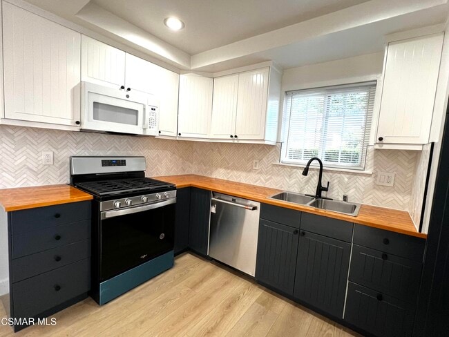 Building Photo - 2002 Calle La Sombra