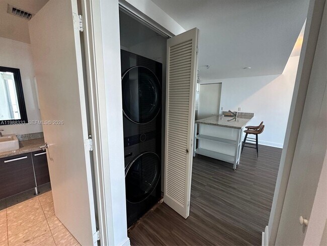 Photo - 185 SW 7th St Unidad 3210