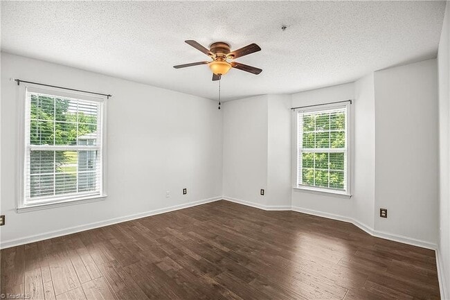 Building Photo - 131 Rivertree Ln