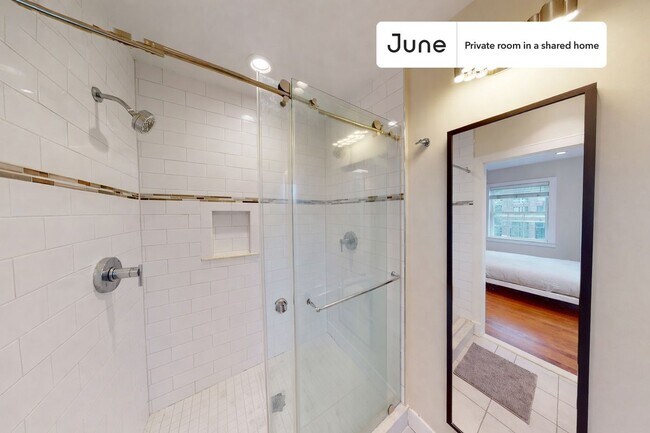 Room in Shared 3 bed/3 bath home in Capitol Hill