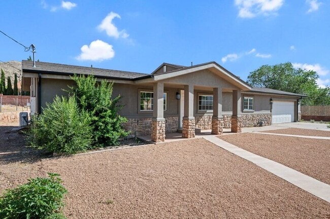 Photo - 146 E 400 N House