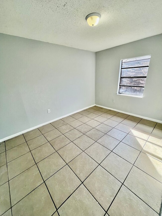 Photo - SPACIOUS 2BR/1BA Lakeland Duplex! NO APPLICATION FEE!!