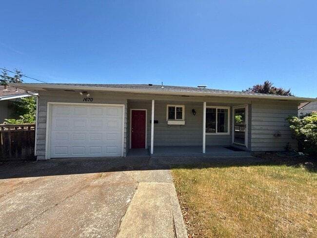 Photo - 1670 Yew St SE