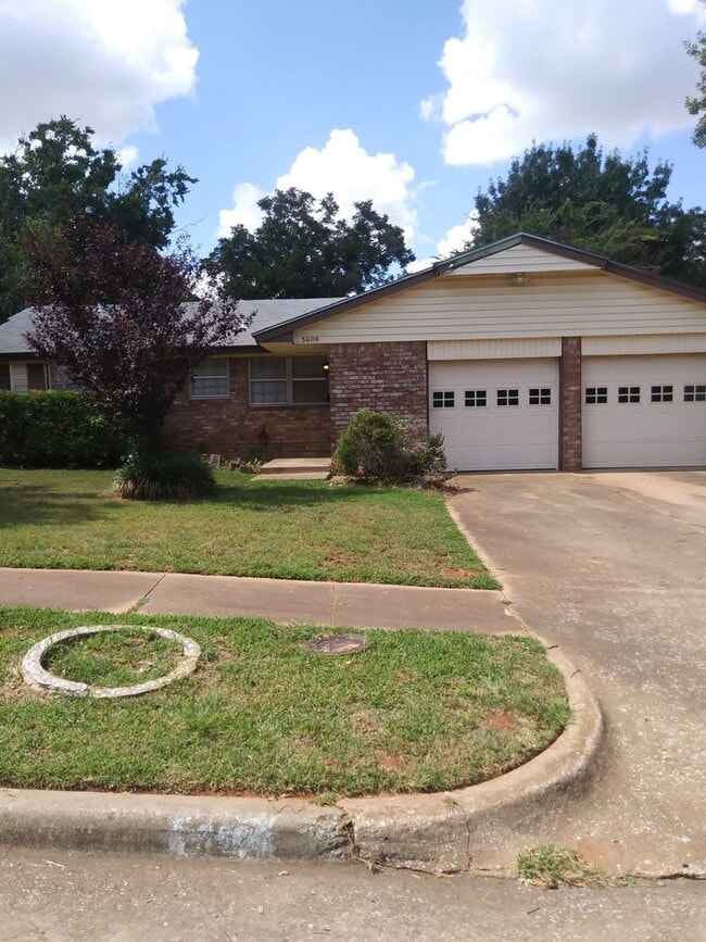 Building Photo - 2 Bed, 1.5 Bath, 2 Car Garage
