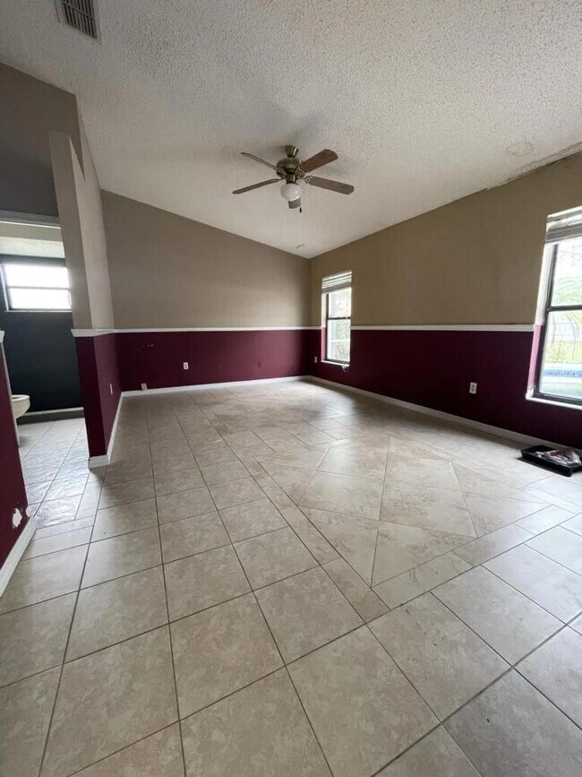 Photo - 723 Dromedary Dr