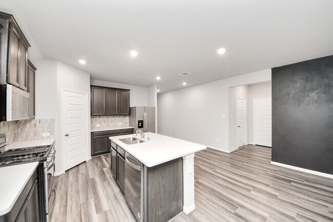 Photo - 518 Ellwood Terrace Ln