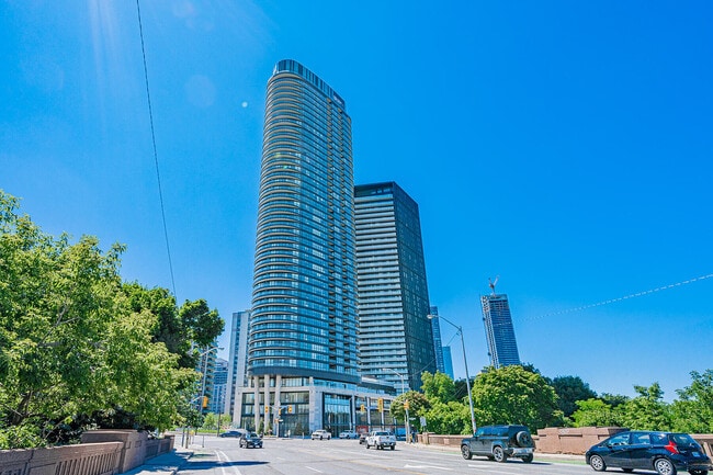 Photo - 585 Bloor St E