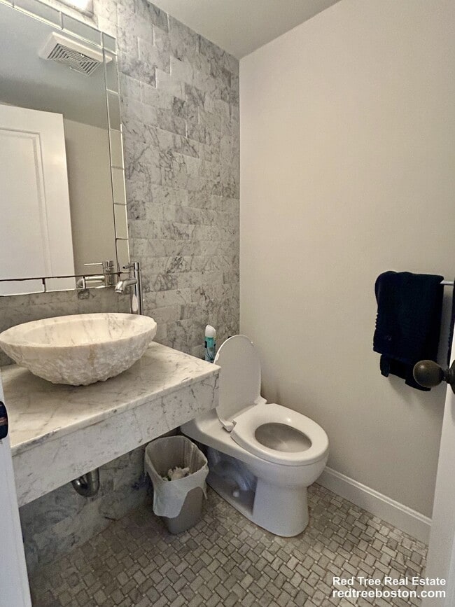 Photo - 329 W 4th St