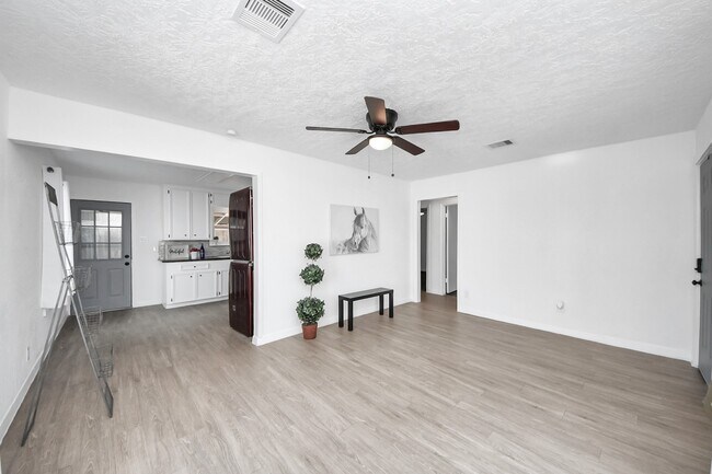 Photo - 2210 Detering St