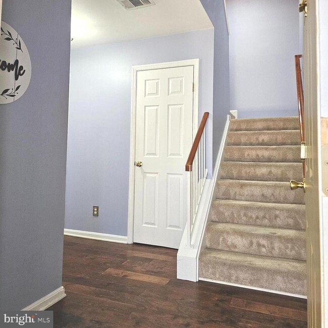 Building Photo - 8202 Catbird Cir Unit 202