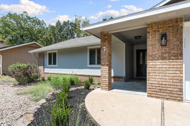 Photo - 7 Whitwick Ln