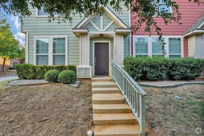 Building Photo - Spacious 3 bedroom 2.5 bath townhome. Kitc...