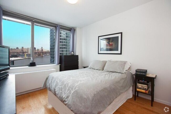 Building Photo - 1 bedroom in LONG ISLAND CITY NY 11109 Unit 1310 Rental
