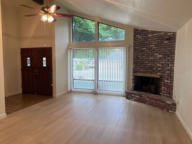 Photo - Spacious Greenhaven duplex with fresh paint, new laminate floors and vaulted ceilings. Unit 8121001002/41